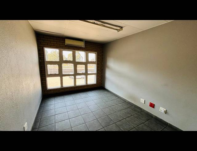 1,100M² WAREHOUSE TO LET IN ROBERTVILLE